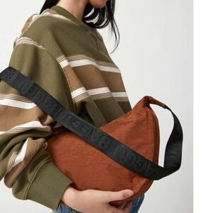 baggu medium crescent sling bag brown